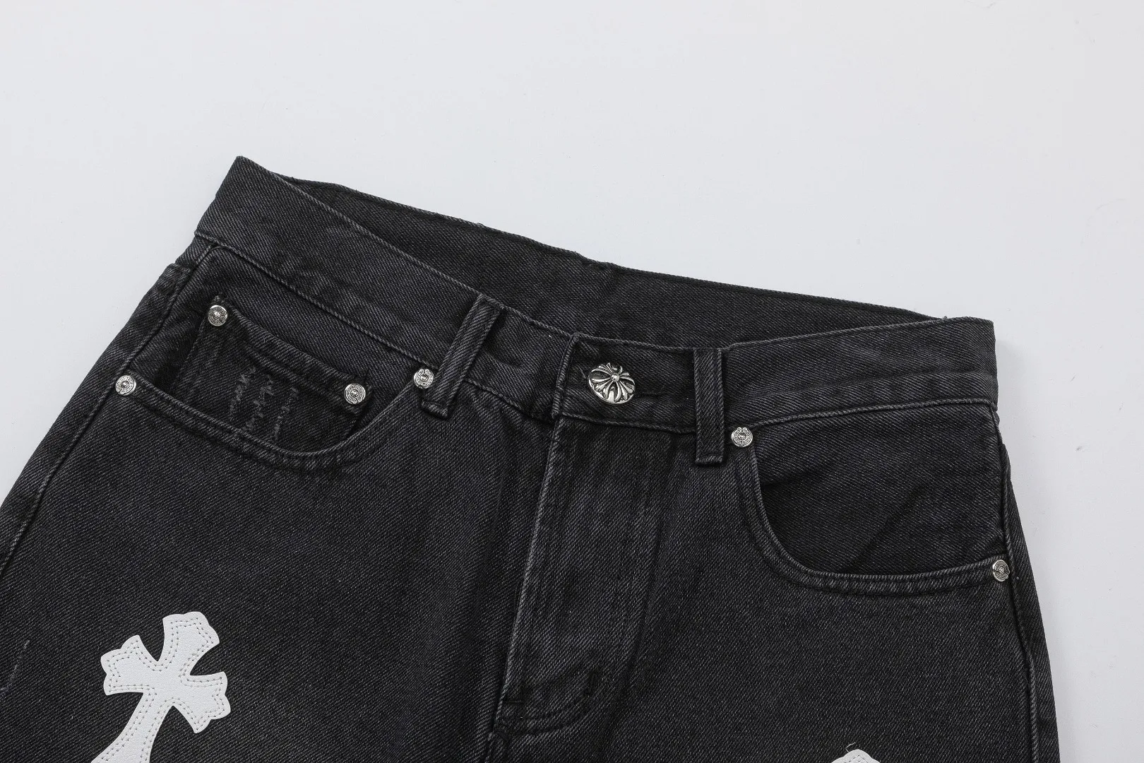 KE925#P180 The only correct leather label version on the market Chrome Hearts CH Cross embroidery distressed jeans Top ceiling quality 100% correct version The correct version is here!  Believe me this must be the best quality you will ever come across! ! Excellent value for money! !  Styles with different washes and textures are very friendly to people with thin legs and thick legs. The straight version is very flattering to the shape of the legs. The moderate length is timeless and easy to match. It is the basis of various styles and a must-have in the wardrobe! ! Add a little stacking to easily control the clean fit trend that has exploded this year. The fabric is stiff but also makes the upper body soft without losing texture. The sides and cuffs of some styles have a bone-wash effect. The vintage flavor pops up all at once. It’s really hard not to love it! ✅Correctly customize the Croxin metal leather label on the back panel. It is not sold directly with the cross on the finished jeans. 1:1 copying strives for excellence and the details are perfectly grasped. ✅The cross leather label is clear and smooth. Exquisite turning top craftsmanship. ✅Buttons, zippers and hardware are all customized versions of the Croxin LOGO. ✅High-cost washing process. Size: 28 30 32 34 36 (5 sizes)
